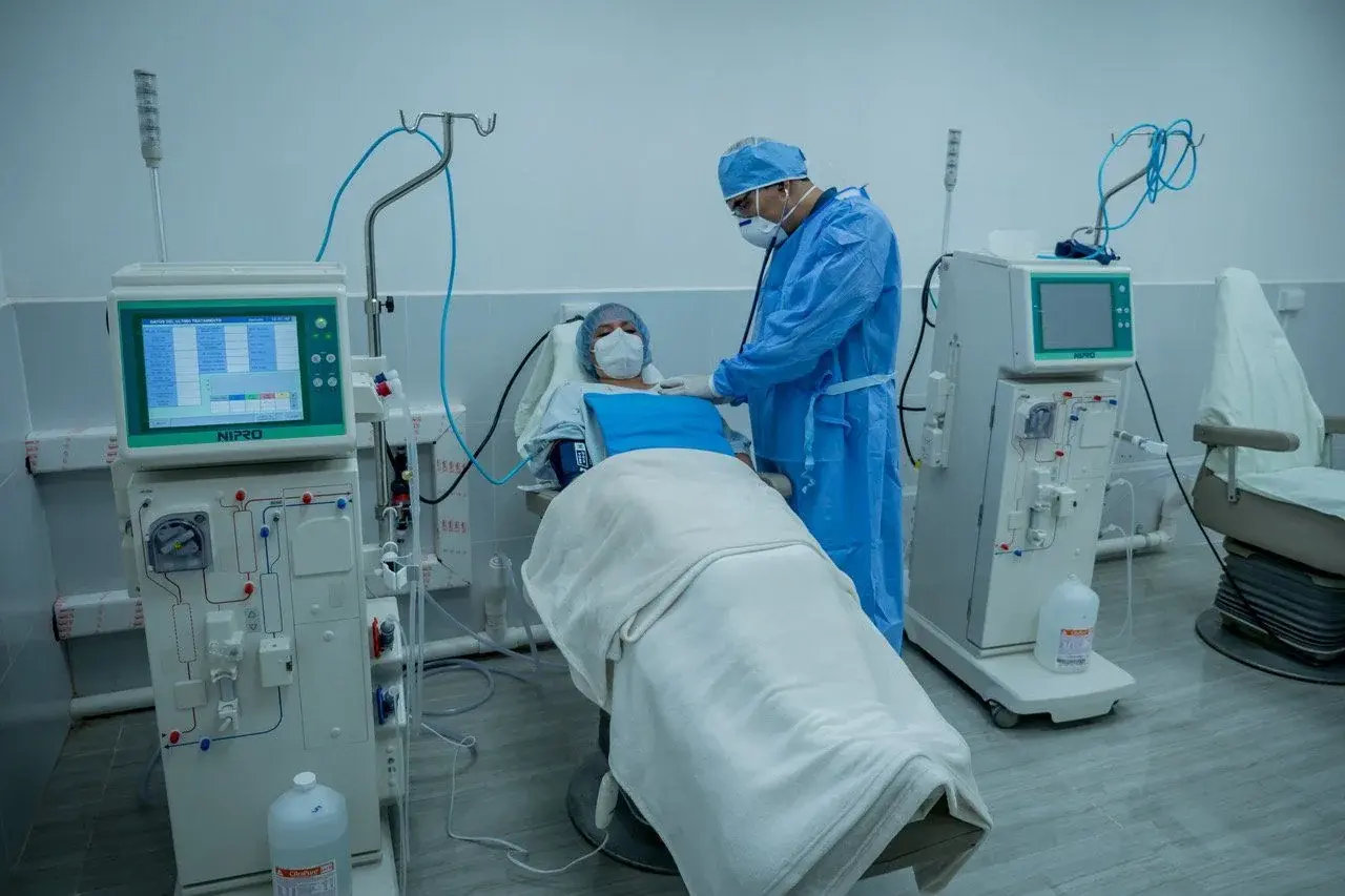 Pflegepersonal betreut eine Patientin an einem der Dialysegeräte