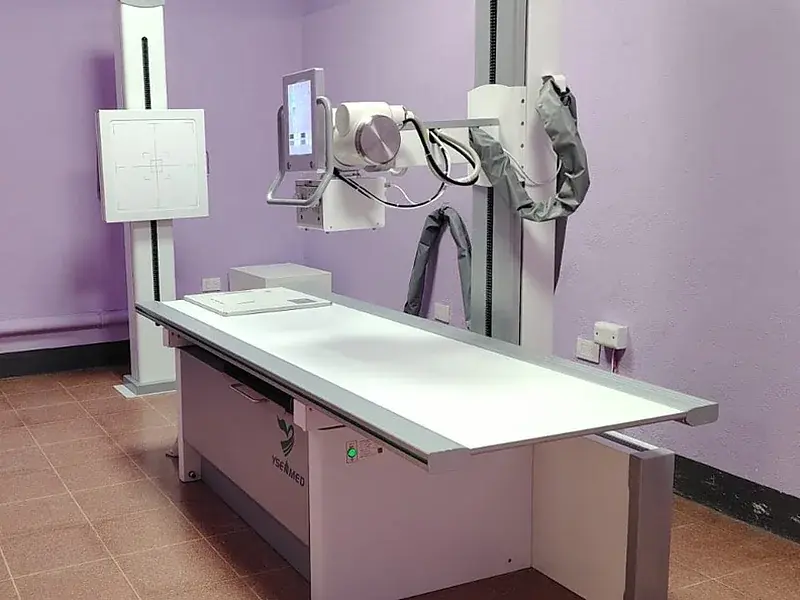 Ein Röntgengerät mit Liege in einem hellen Raum
